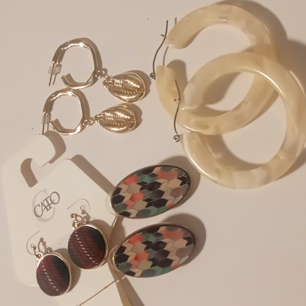 4 pair of assorted earrings all like new
